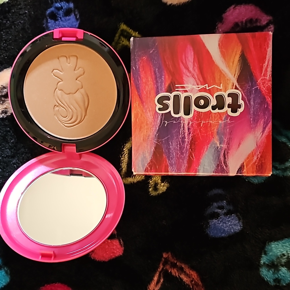 RARE MAC Trolls Powder Compact BNIB
